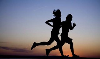 • Los corredores muestran 45% menos probabilidades de morir por una enfermedad cardiovascular que quienes no corren en absoluto.