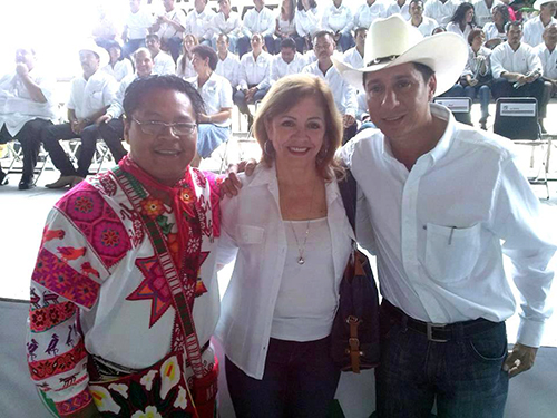 De izquierda a derecha, Octavio, presidente municipal de El Nayar. En medio, Yolanda del Real Ureña. A la derecha, Jesús Paredes, presidente municipal de La Yesca.